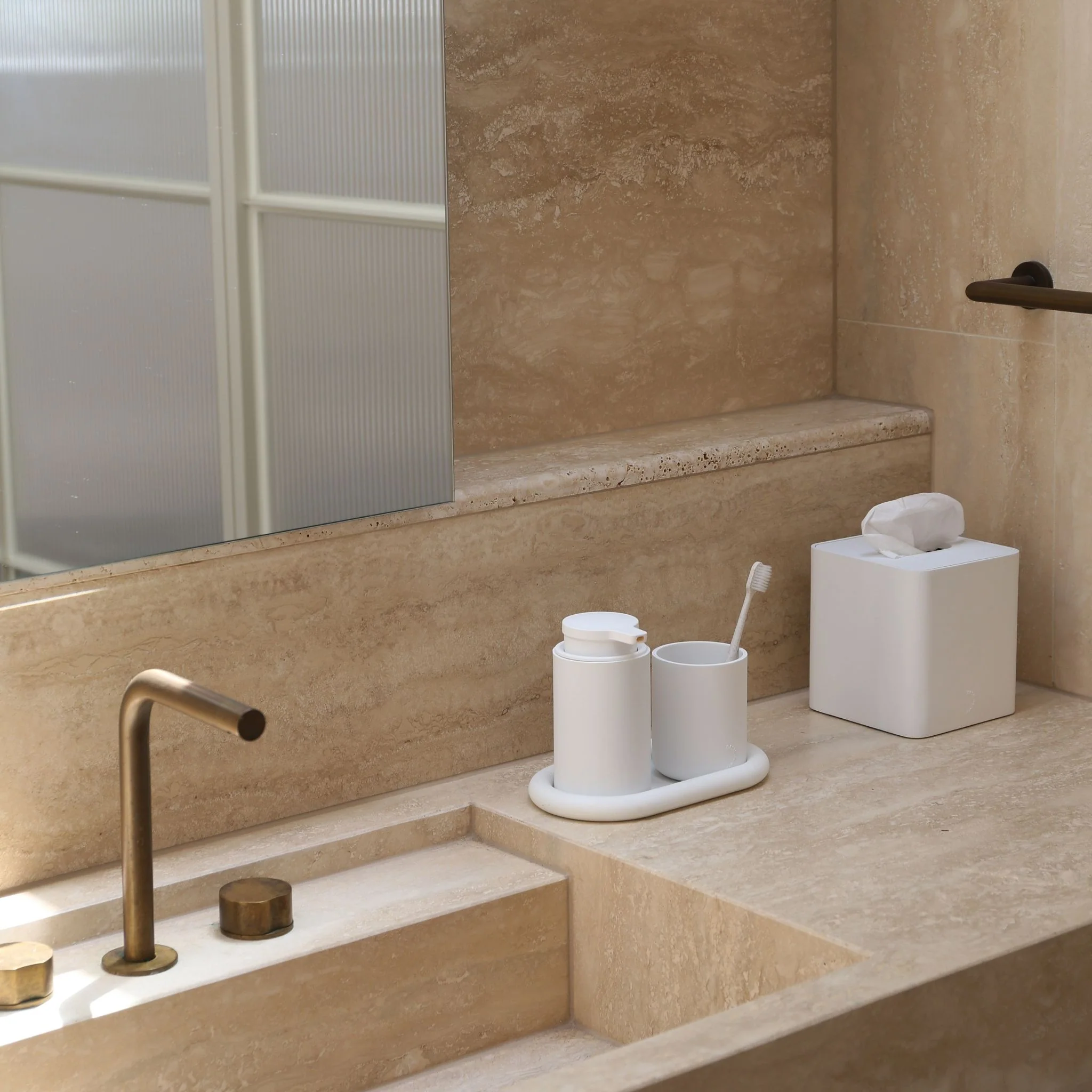 DESIGNSTUFF RUND Bubble Silicone Tray, 22cm, White - Image 3