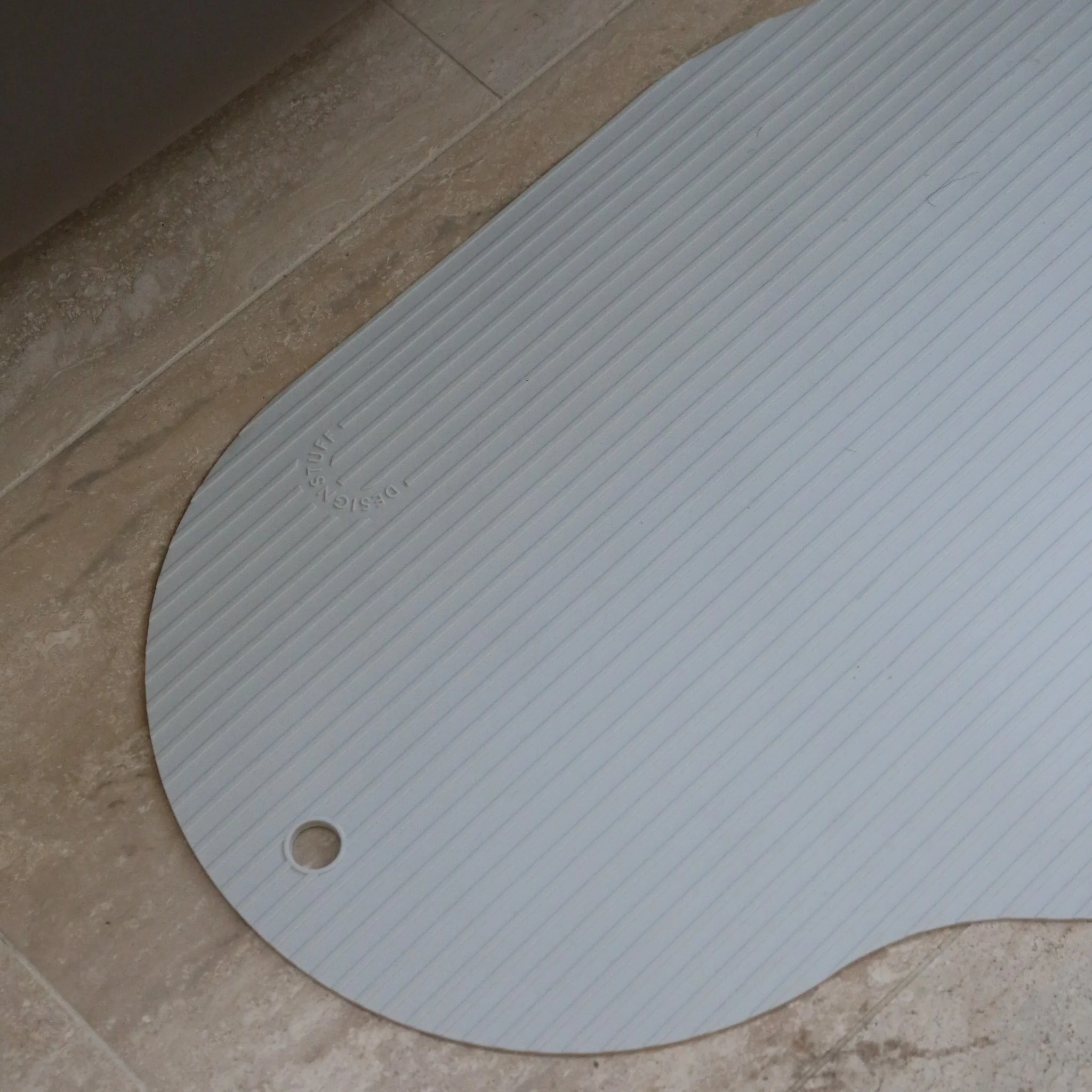 DESIGNSTUFF CURV Silicone Bath Mat, Light Grey - Image 3