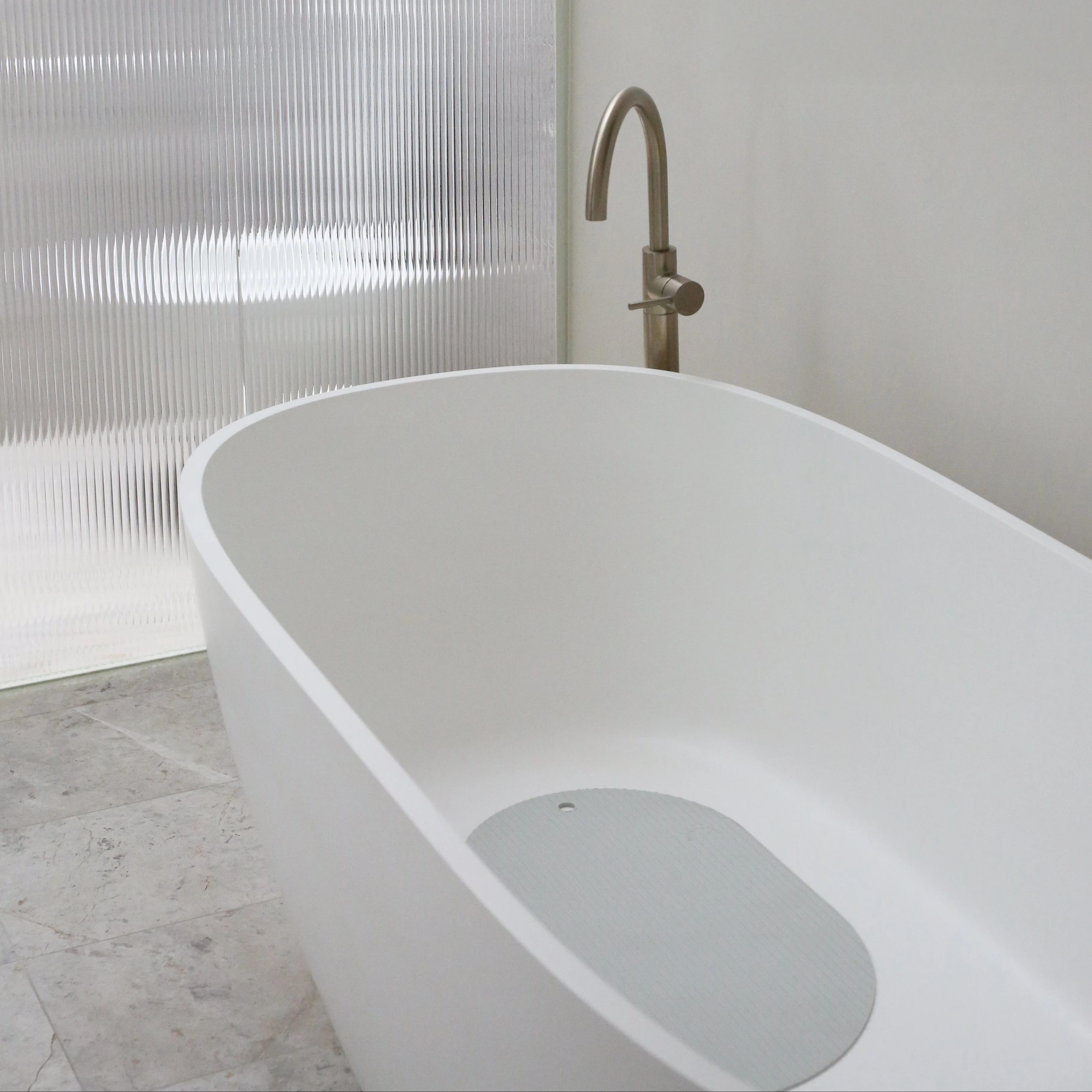 DESIGNSTUFF CURV Silicone Bath Mat, Light Grey - Image 4