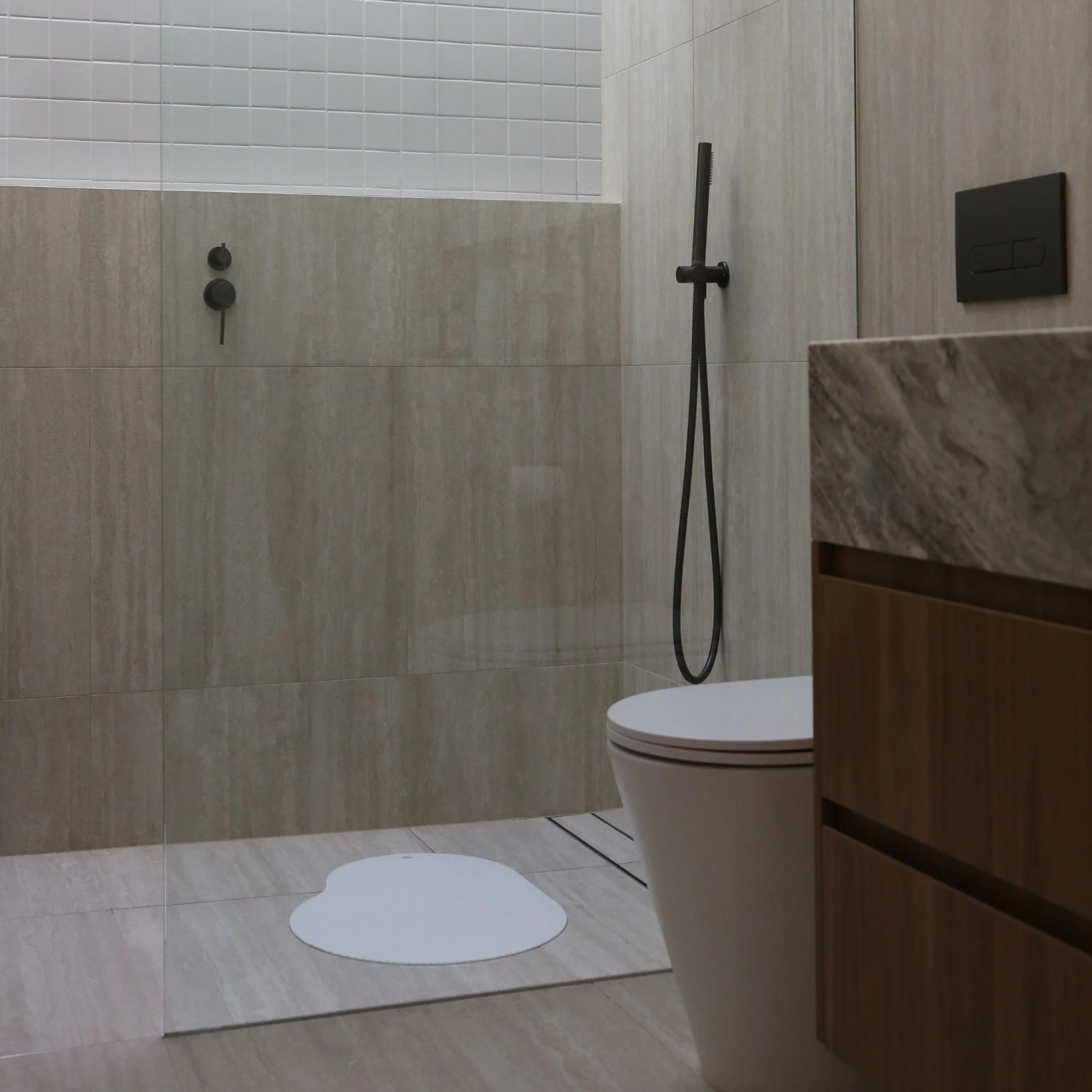 DESIGNSTUFF CURV Silicone Bath Mat, White - Image 3