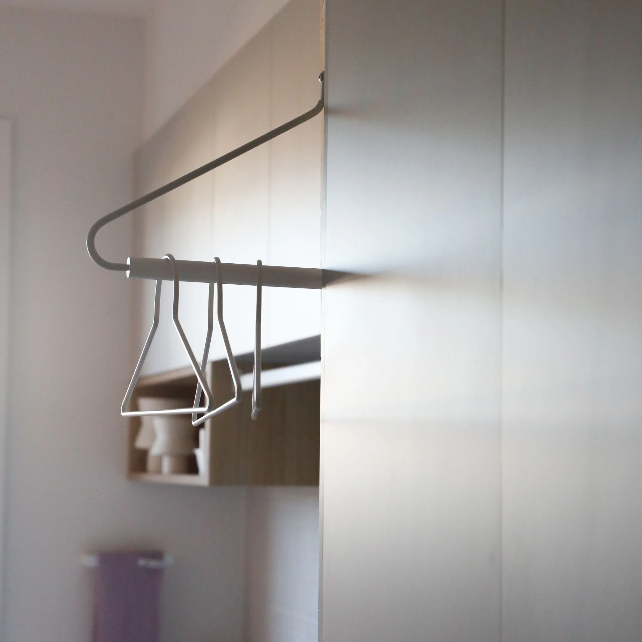 DESIGNSTUFF Curve Clothes Rack, White - Image 5