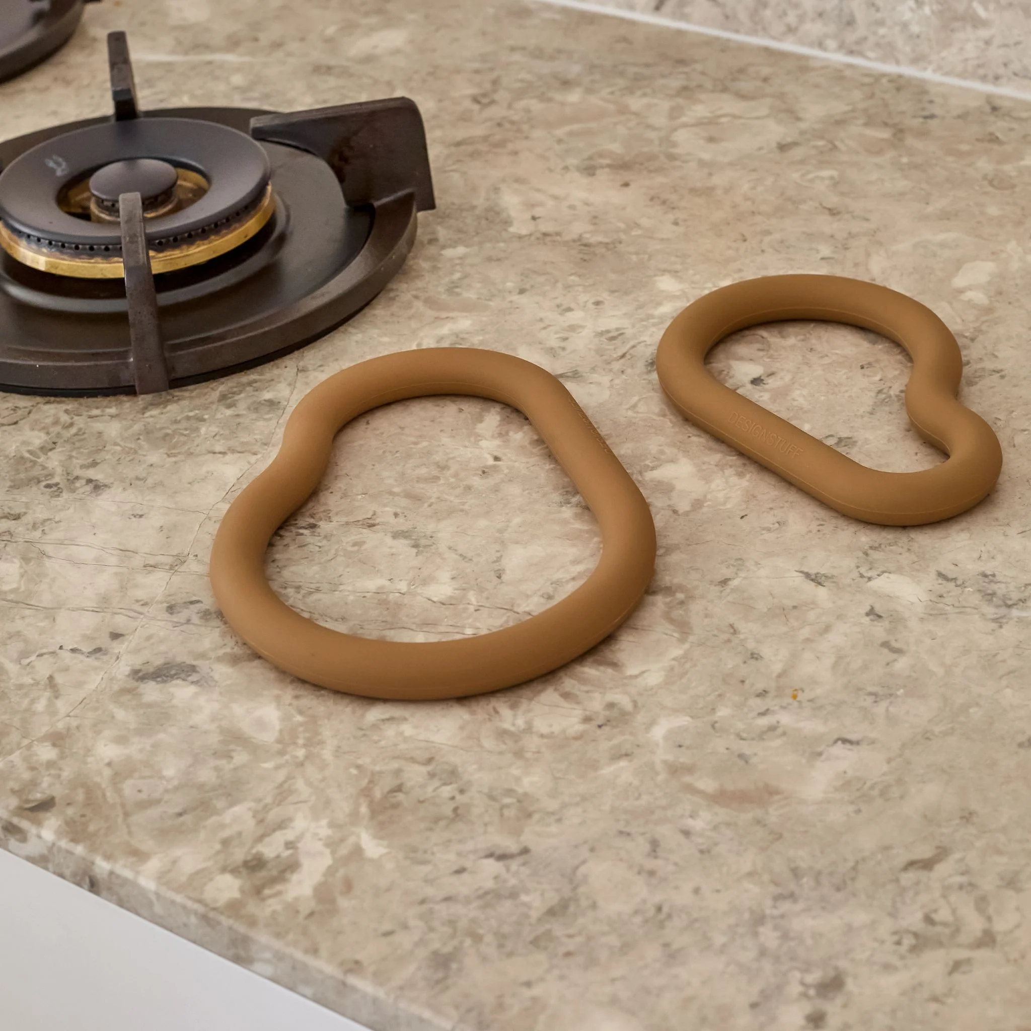 DESIGNSTUFF RUND Curve Silicone Trivet, Camel - Image 3