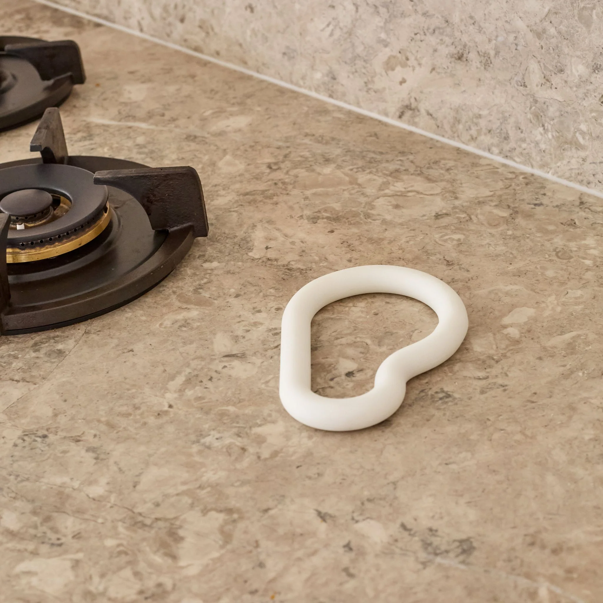 DESIGNSTUFF RUND Curve Silicone Trivet, Chalk - Image 4