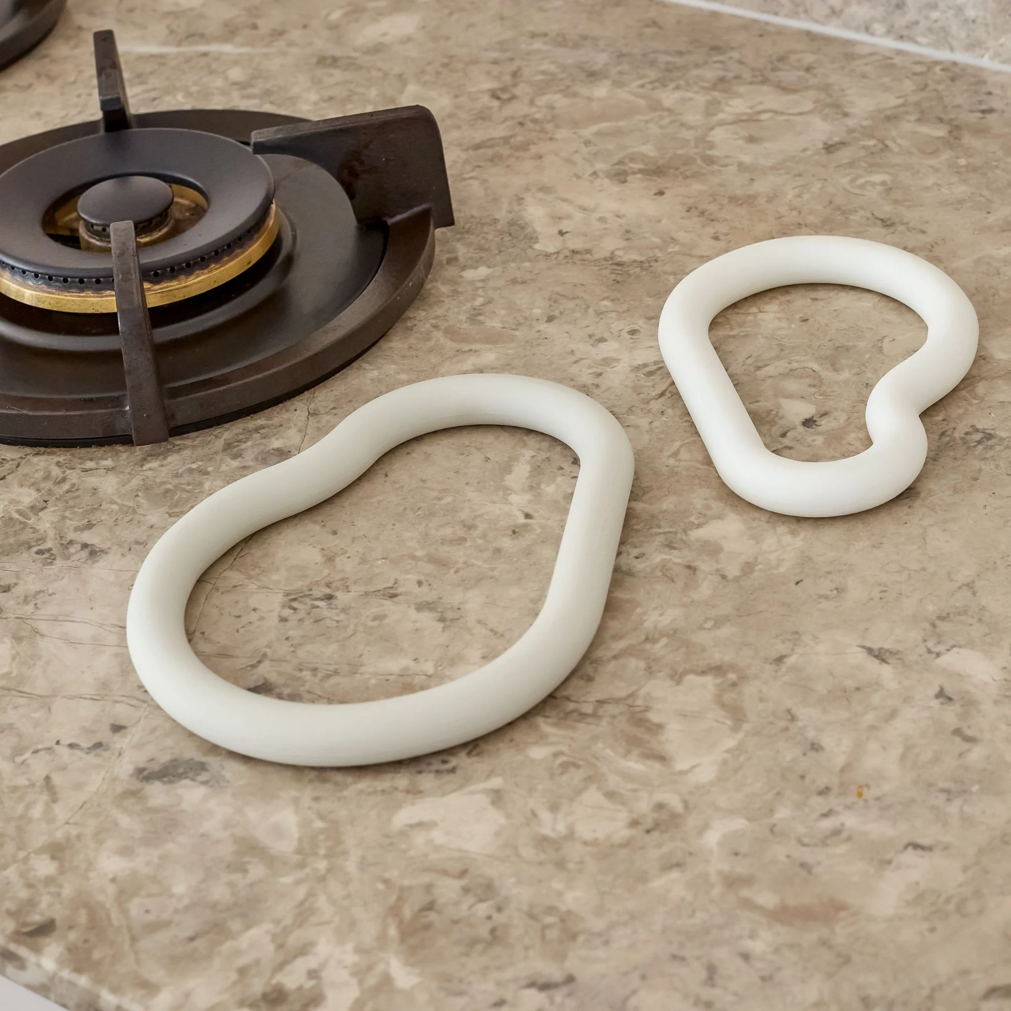 DESIGNSTUFF RUND Curve Silicone Trivet, Chalk - Image 5
