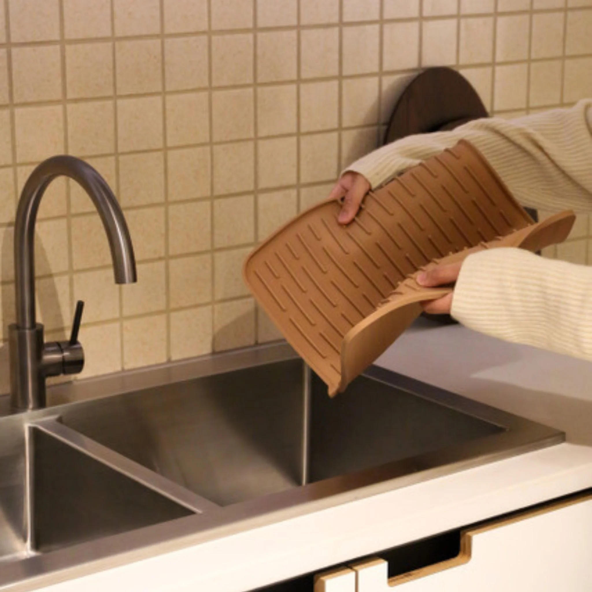DESIGNSTUFF DRIP Folding Silicone Drying Mat Large w/ Drainage Mouth, Khaki - Image 10