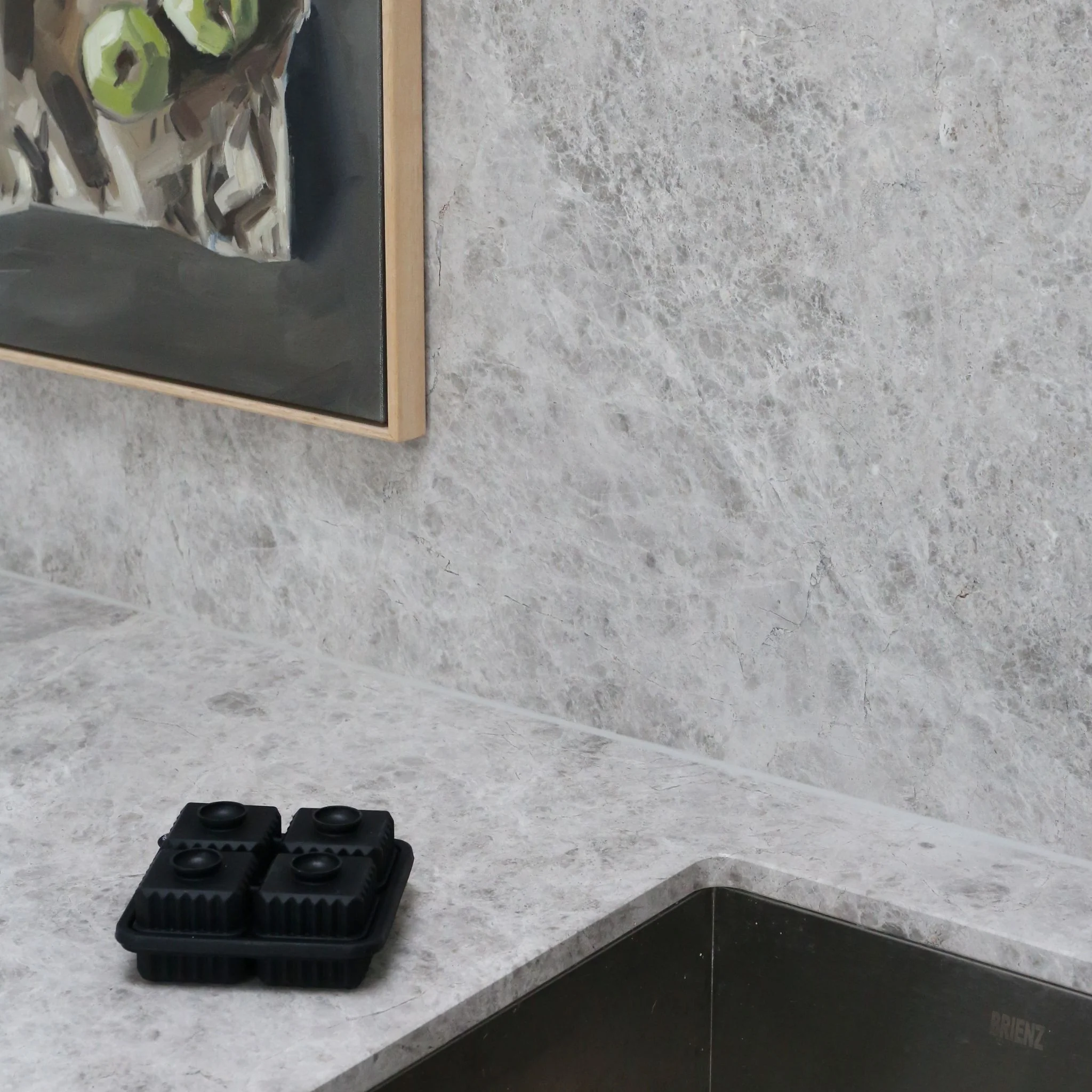 DESIGNSTUFF Prism Ice Cube Tray, Black - Image 5
