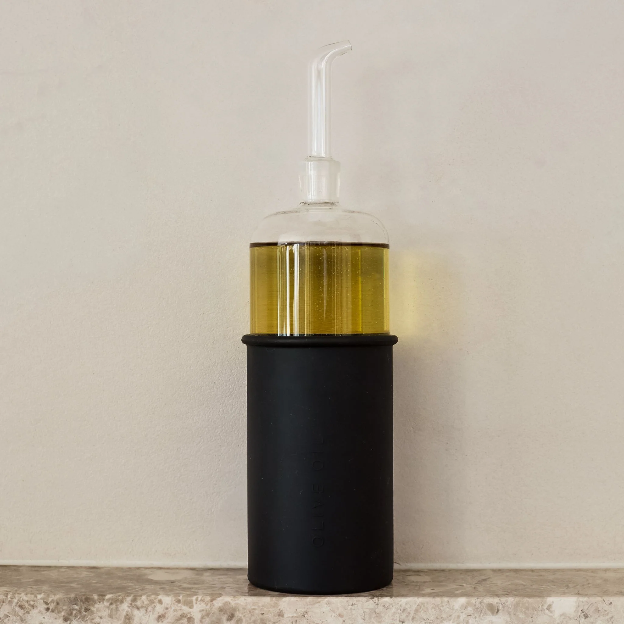 DESIGNSTUFF RUND Bottle for Olive Oil Glass/Silicone, 700ml, Black - Image 2