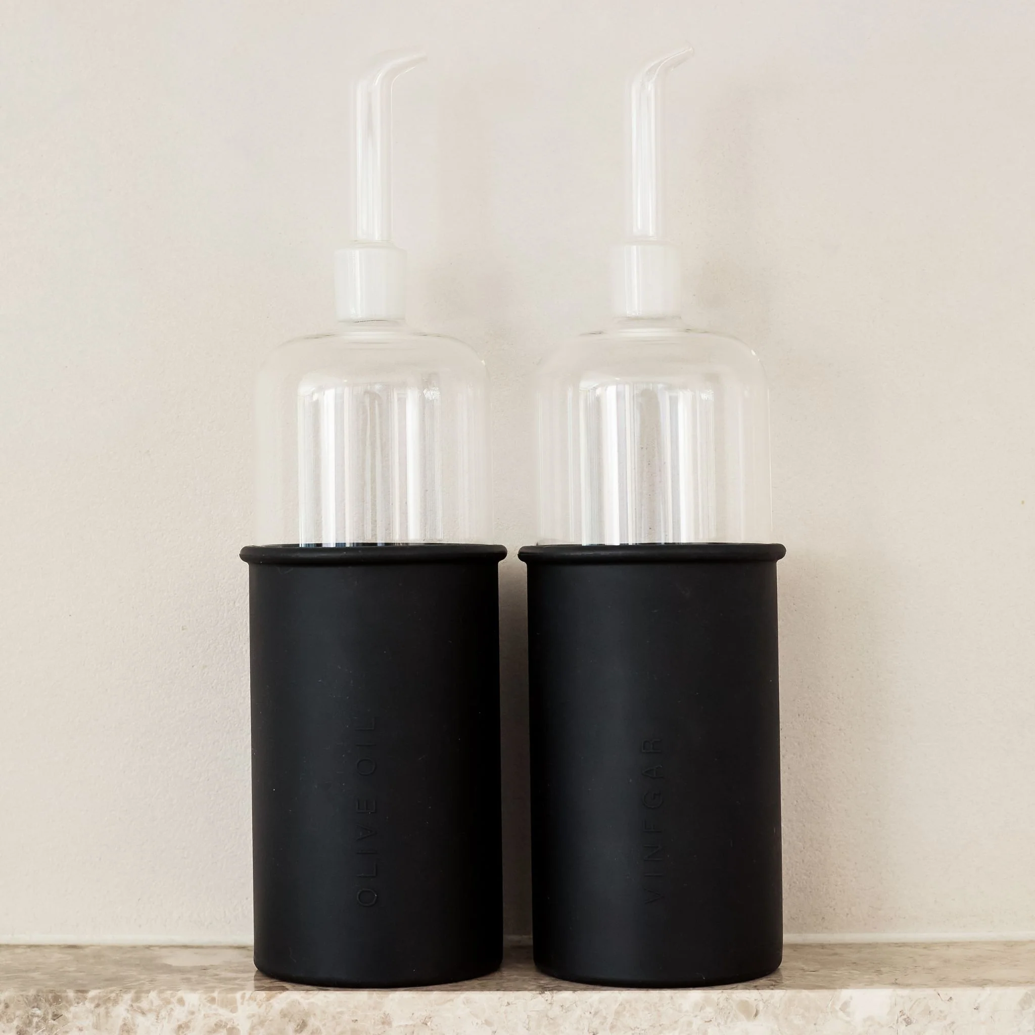 DESIGNSTUFF RUND Bottle for Olive Oil Glass/Silicone, 700ml, Black - Image 6