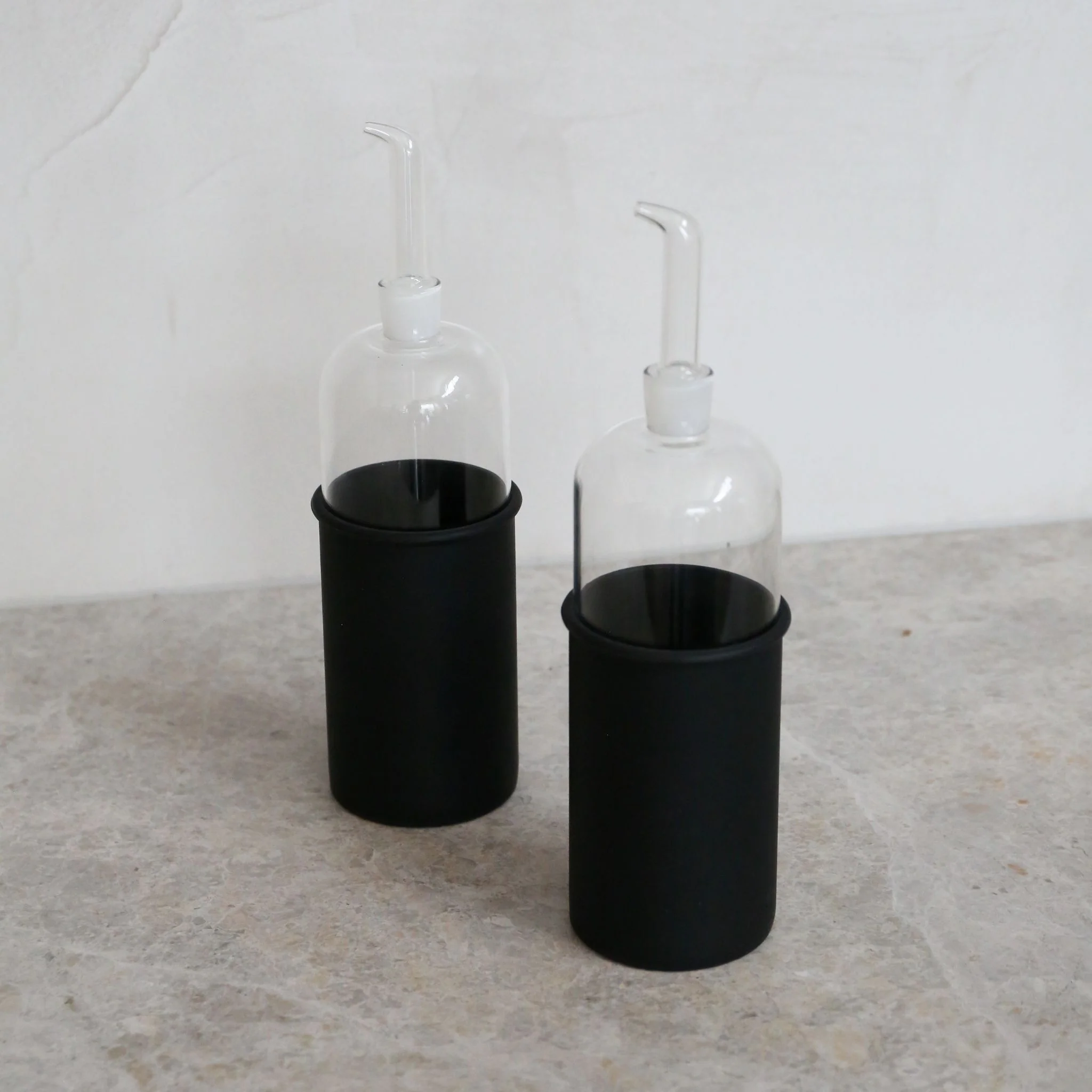 DESIGNSTUFF RUND Bottle for Vinegar, Glass/Silicone, 700ml, Black - Image 4