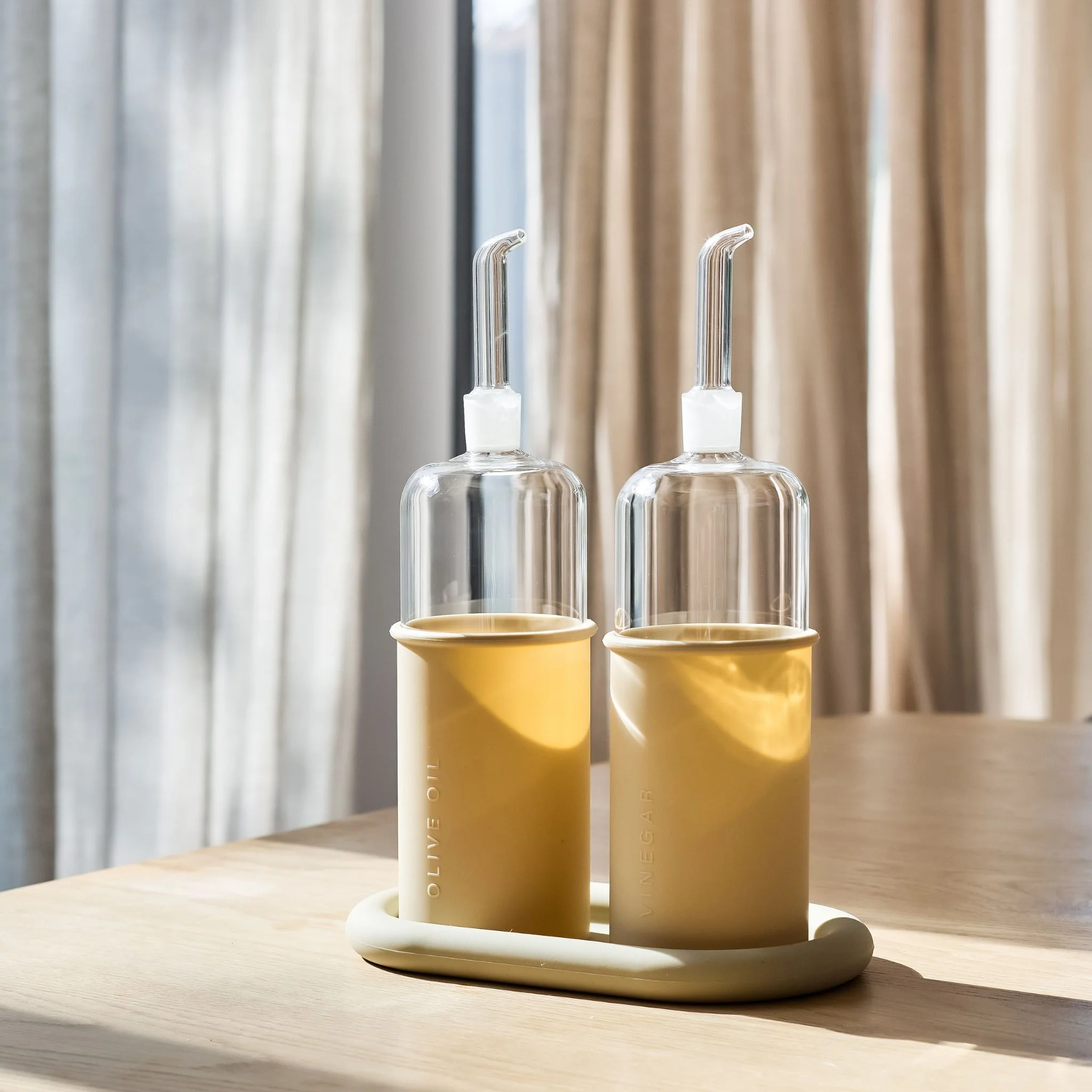 DESIGNSTUFF RUND Bottle for Vinegar, Glass/Silicone, 700ml, Sand - Image 4