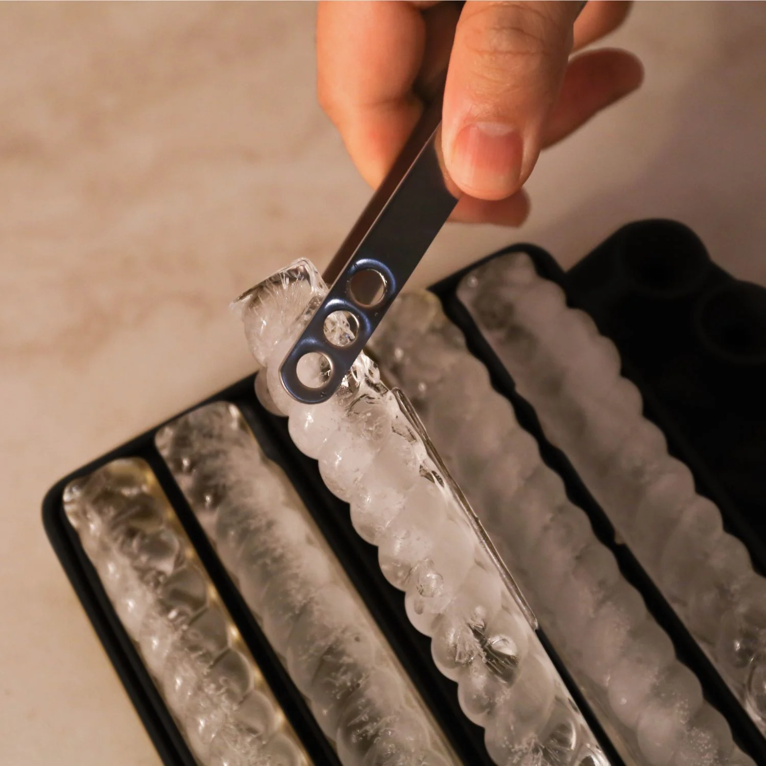 DESIGNSTUFF Spiral Twist Ice Cube Tray, Black - Image 3