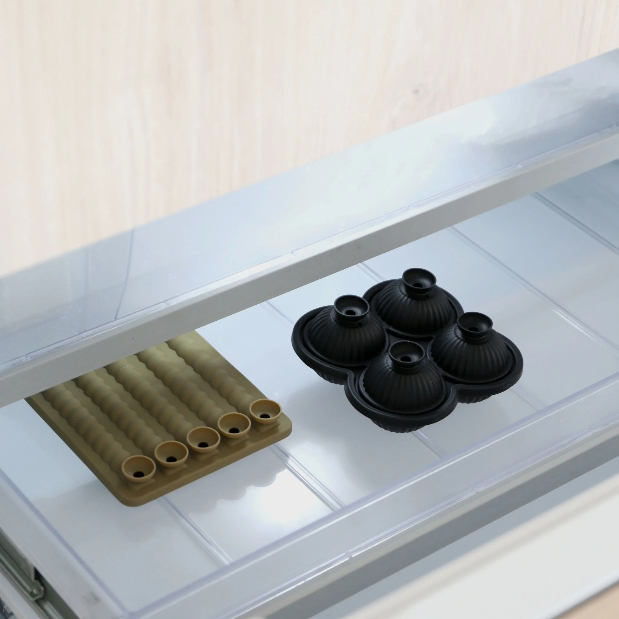 DESIGNSTUFF Spiral Twist Ice Cube Tray, Khaki - Image 6