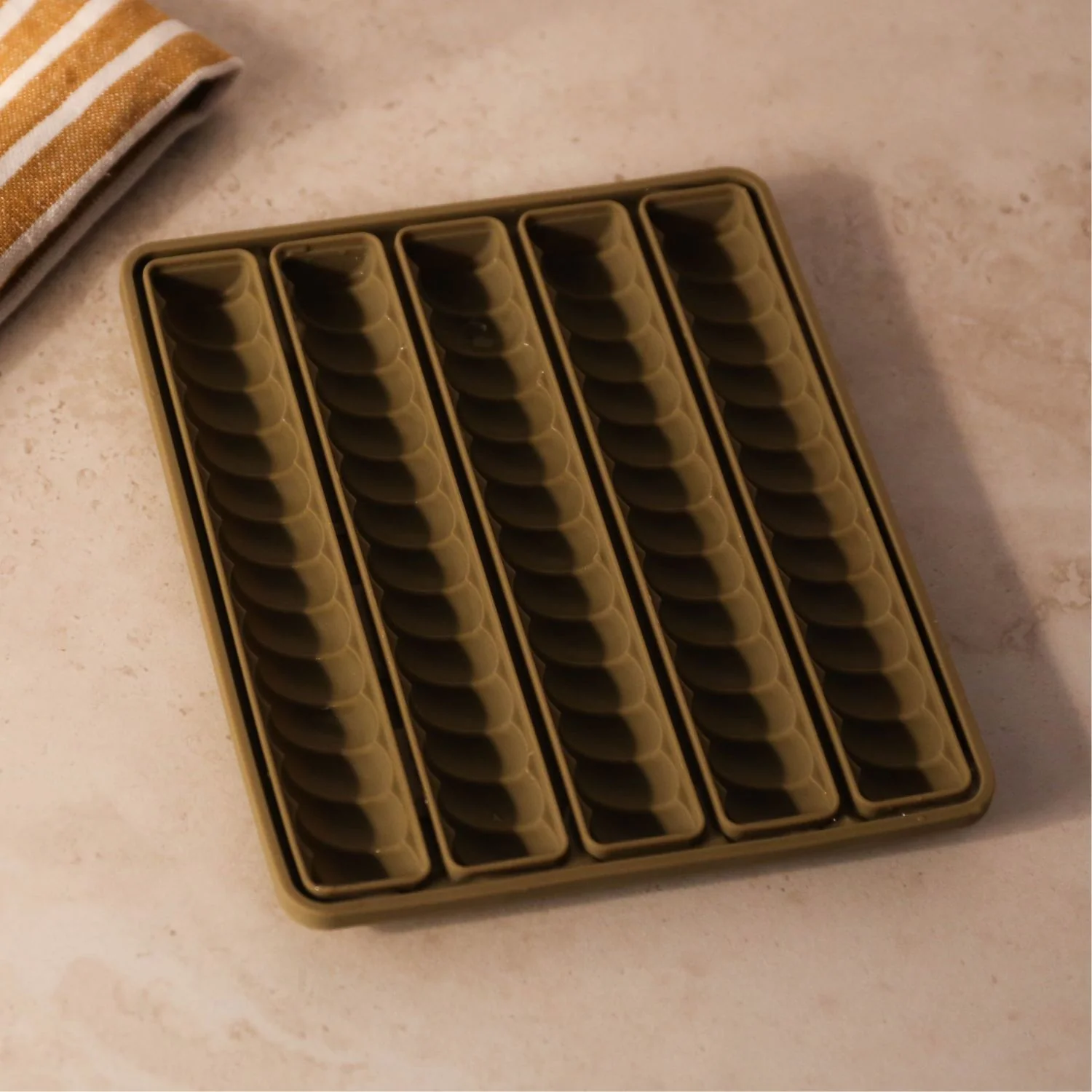 DESIGNSTUFF Spiral Twist Ice Cube Tray, Khaki - Image 7