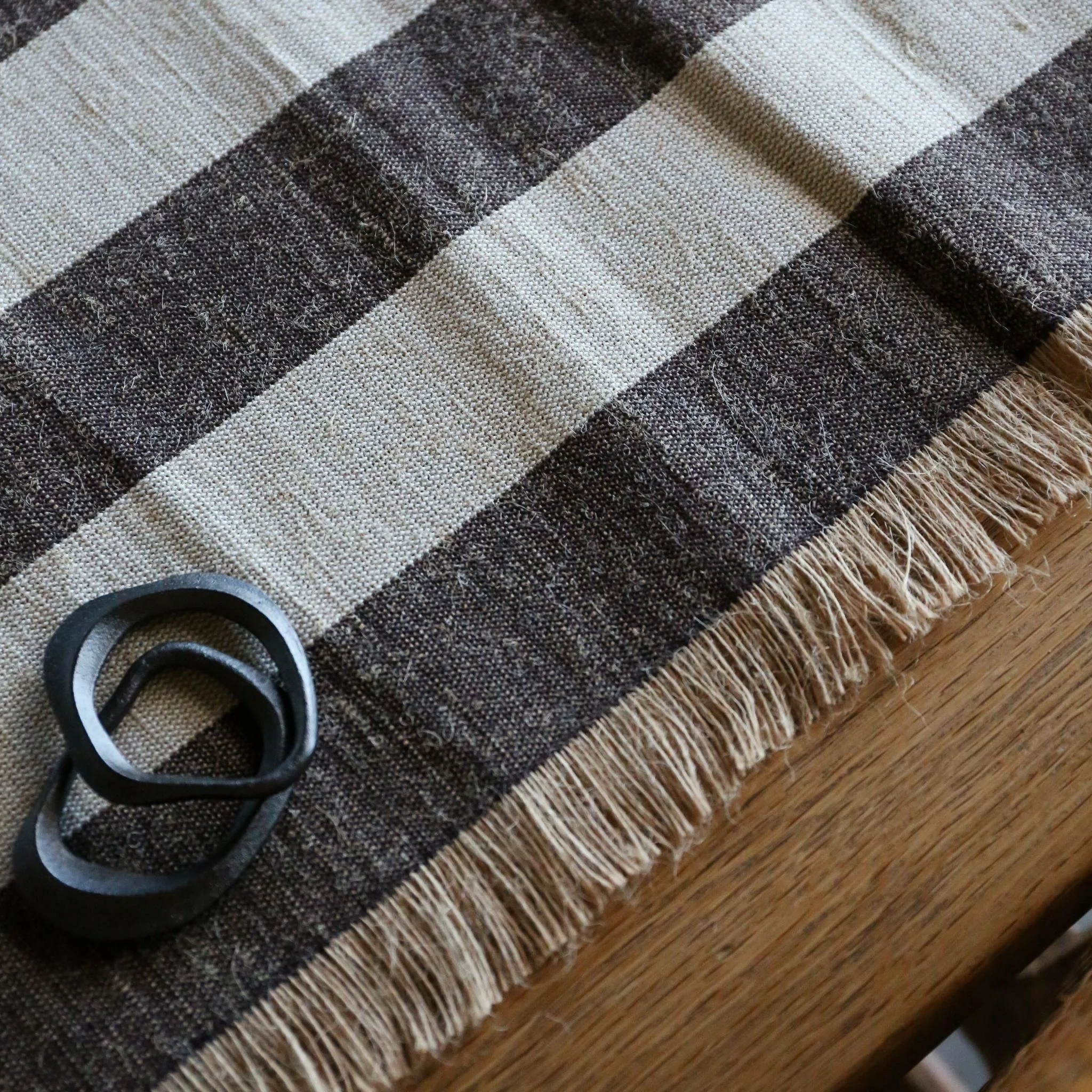 FERM LIVING Flow Napkin Rings Black Brass (Set of 4) - Image 4