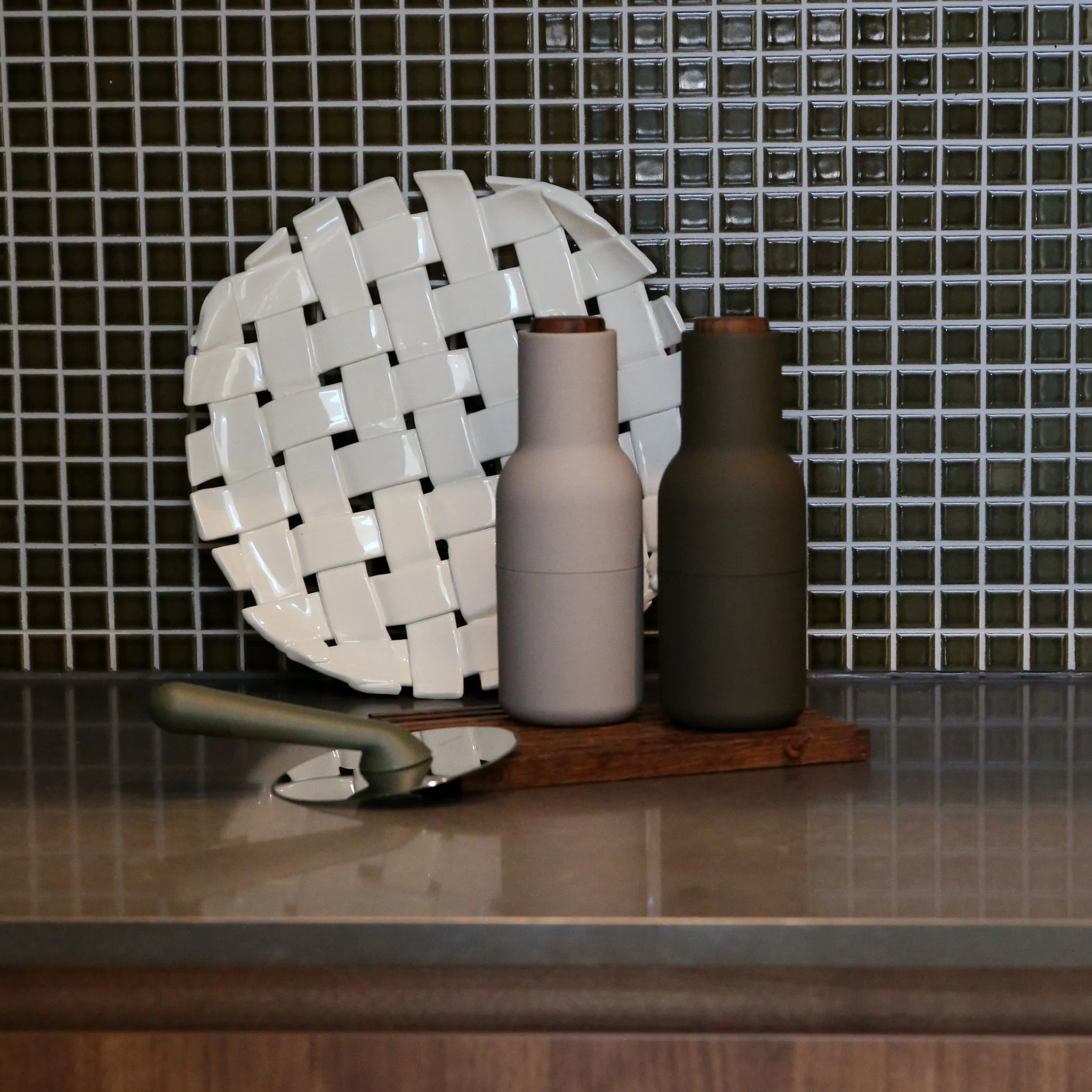 AUDO CPH Salt and Pepper Bottle Ceramic Grinders Set, Hunting Green/Beige w/ Walnut Lid - Image 4