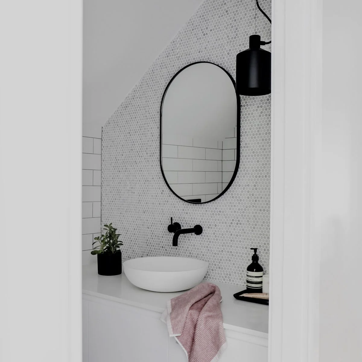 MIDDLE OF NOWHERE Bjorn Oval Mirror, Black, 50×75cm - Image 4