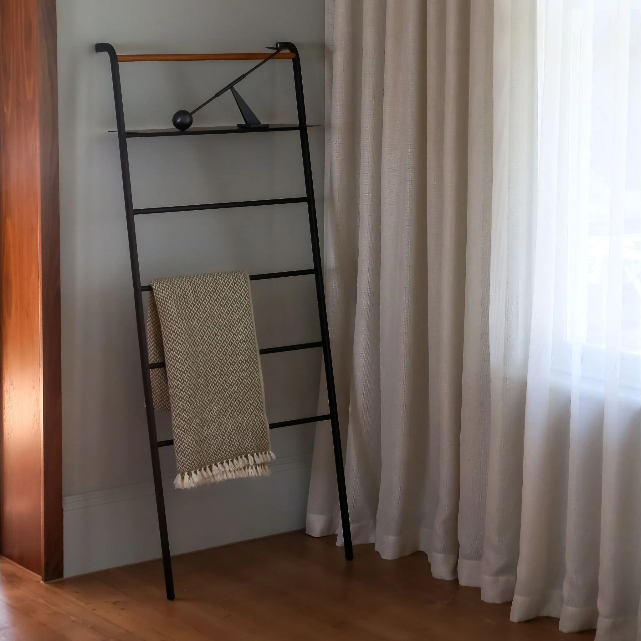 YAMAZAKI Tower Leaning Ladder with Adjustable Shelf, Black - Image 6