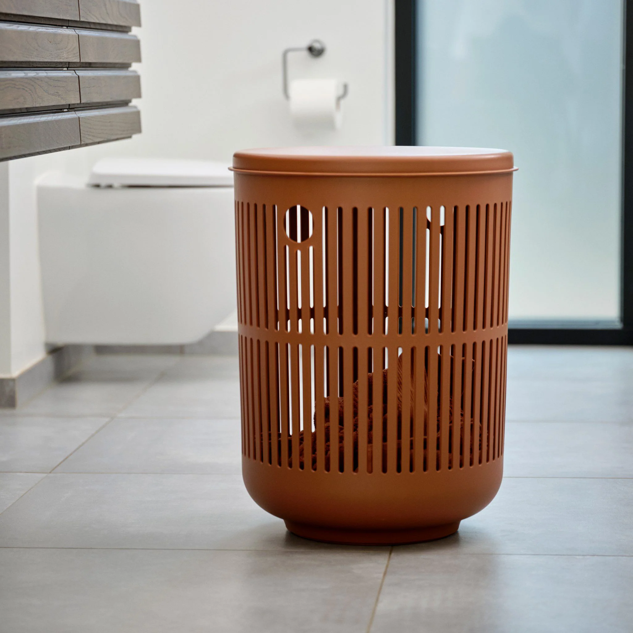 ZONE DENMARK Ume Laundry Basket 60L w/Lid Terracotta - Image 2