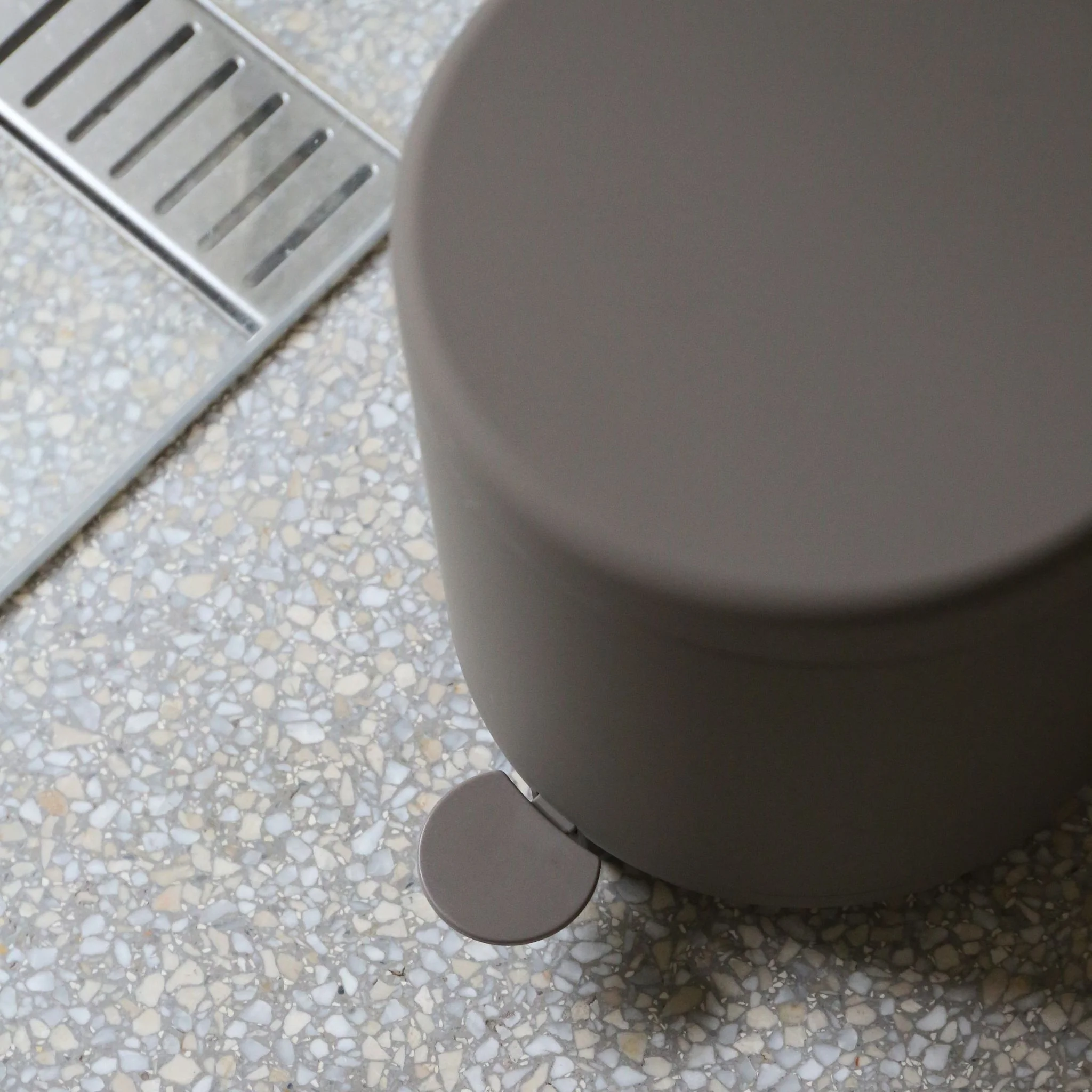 ZONE DENMARK Ume Pedal Bin Soft Touch 4L, Taupe - Image 3