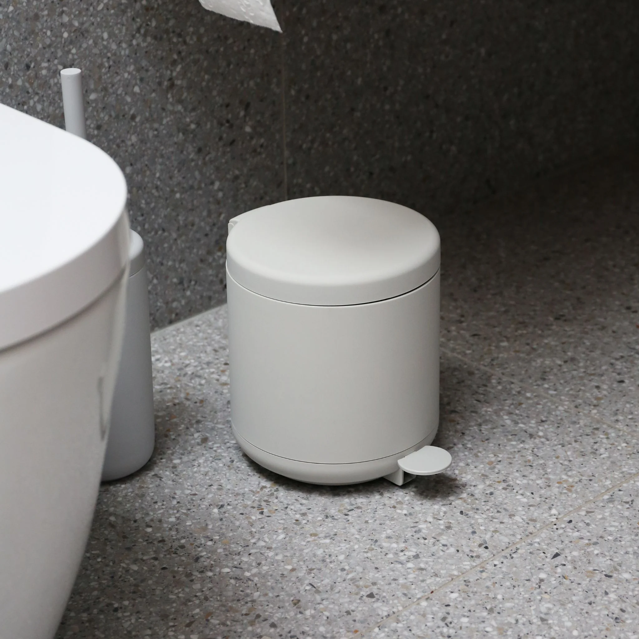 ZONE DENMARK Ume Pedal Bin Soft Touch 4L, Soft Grey - Image 9